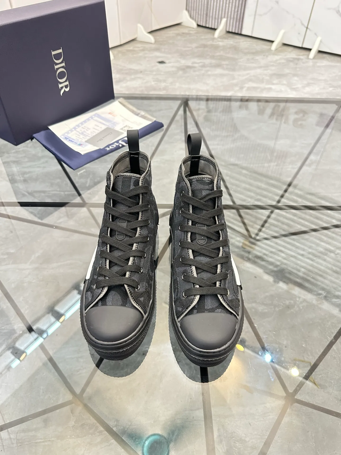Selling men's shoes 💰: 💰P460¥ Product trademark: Dio* "Dior*" high-top casual shoes Regular size: 36-45 (can be customized to 46) Couple style B23 Product materials: Upper imported original fabric, breathable lining, original outsole. No.: 007